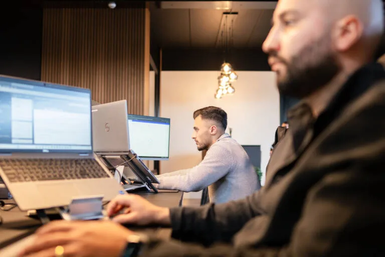 a-net medewerkers met laptop