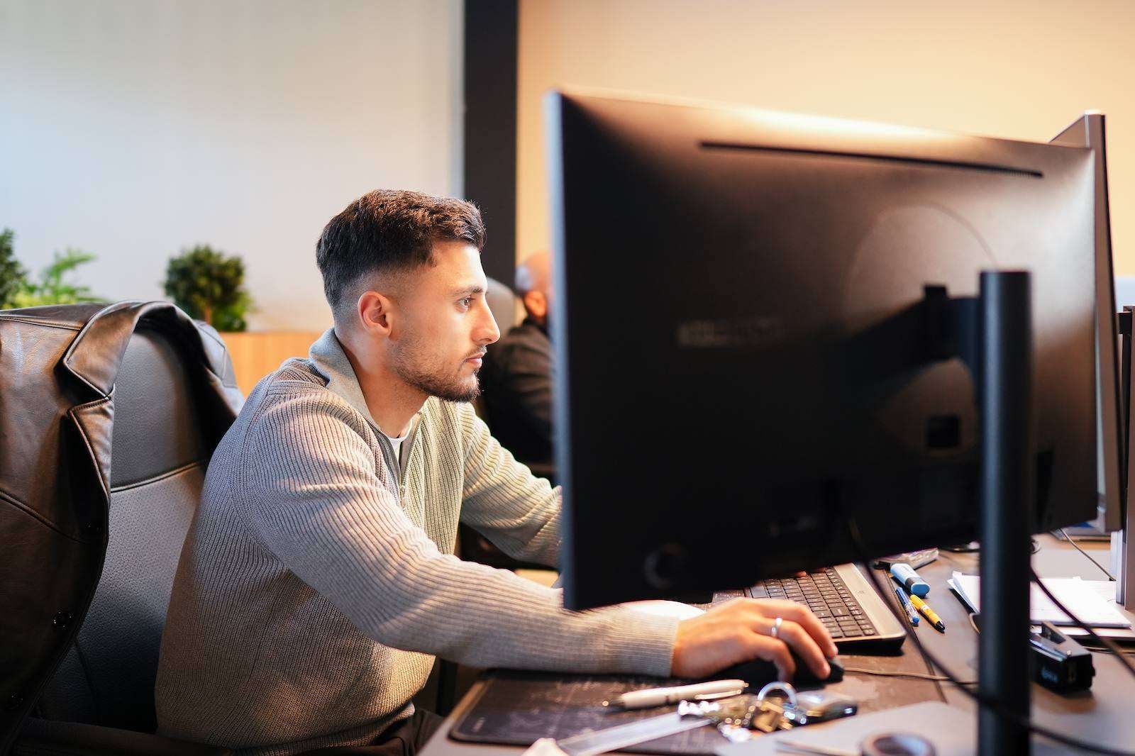 Collega van A-NET aan zijn bureau