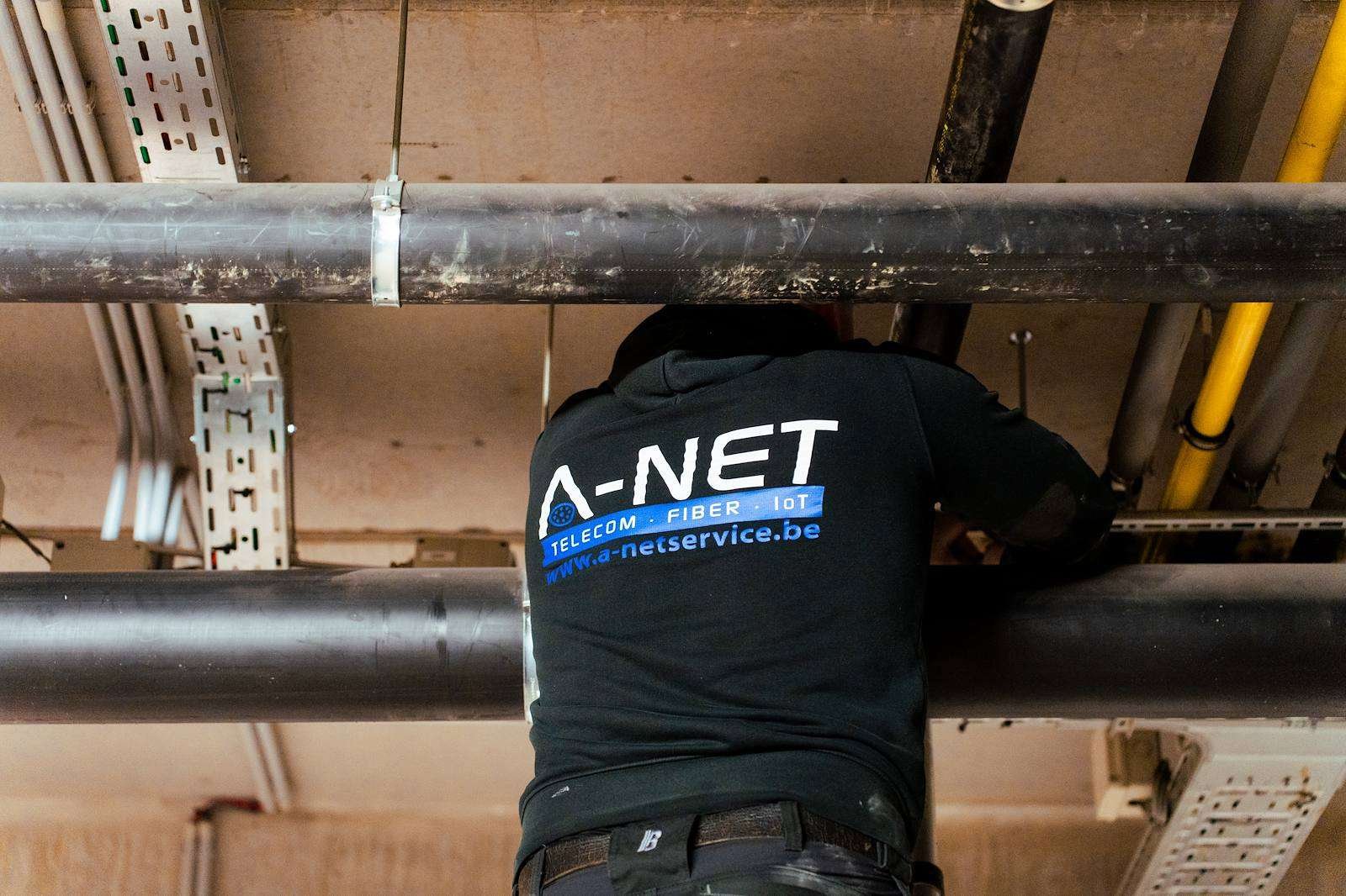 Technicus van A-NET aan het werk in een parkeergarage