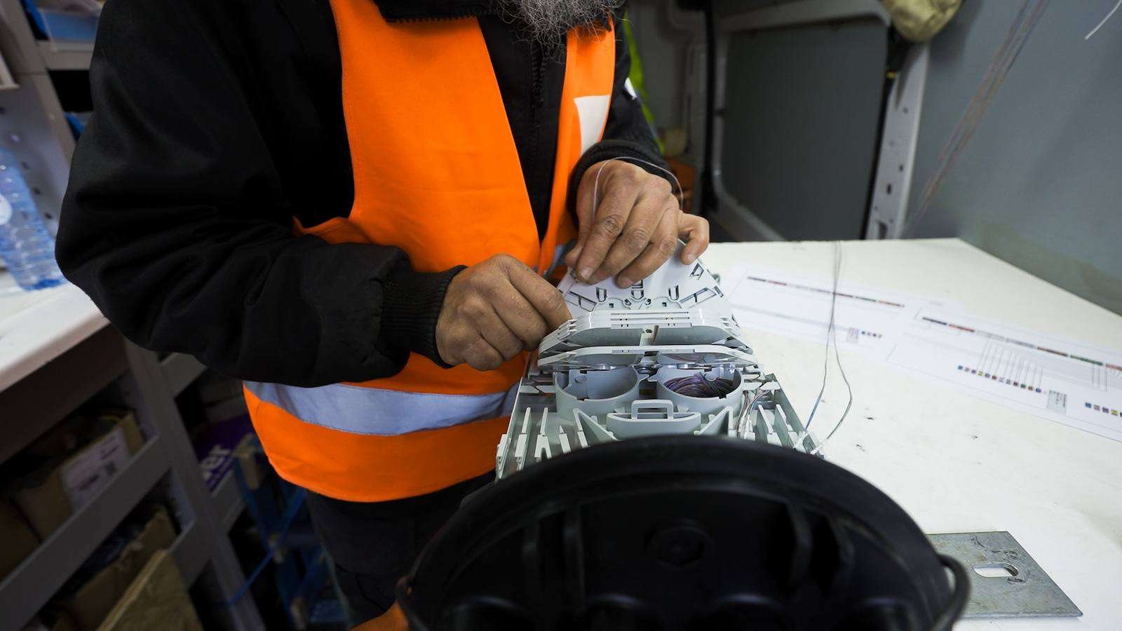 Technicus van A-NET werkt aan een glasvezelmof