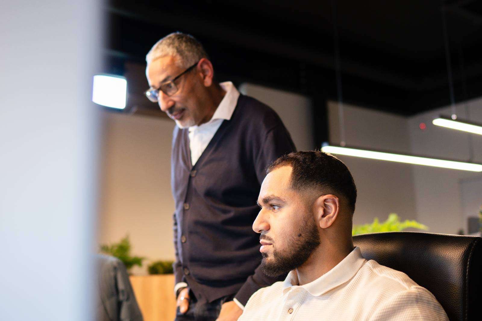 Collega van A-NET in gesprek met een eigenaar
