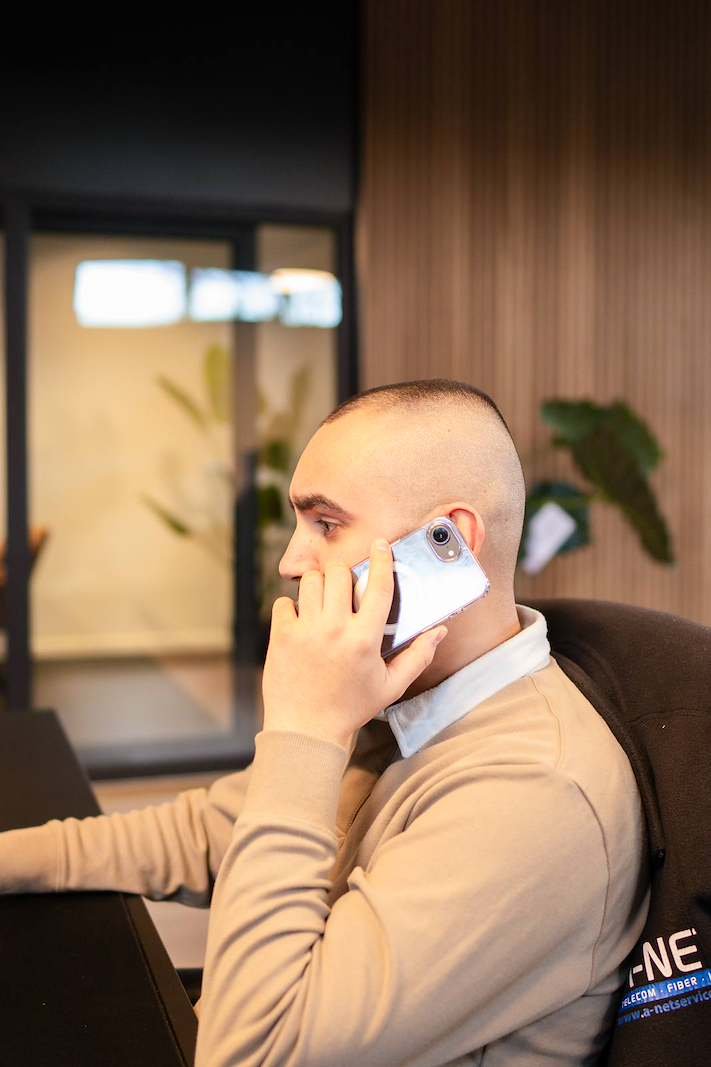 Collega van A-NET in gesprek met een eigenaar