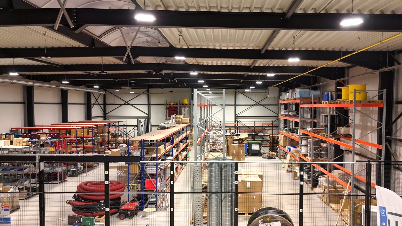 Het magazijn van A-NET in Beringen, volledig ingericht