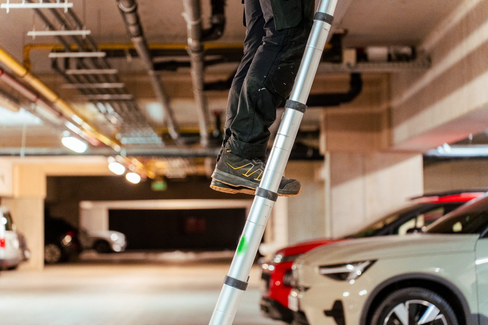 Installatie van kabels in een ondergrondse parkeergarage