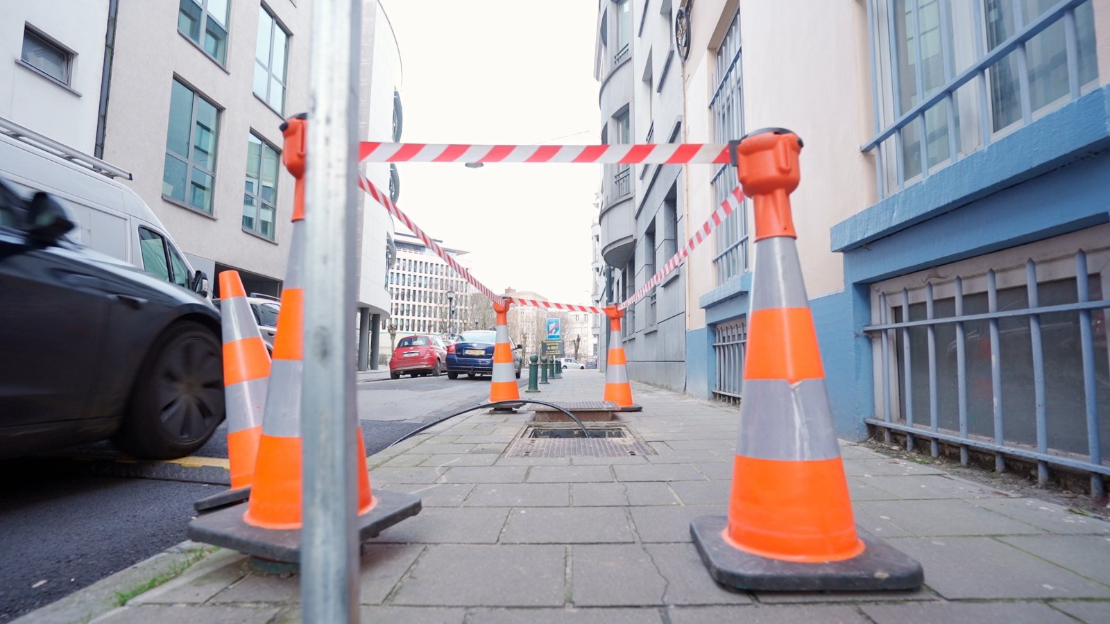 Afgebakende werfzone met kegels en signalisatie
