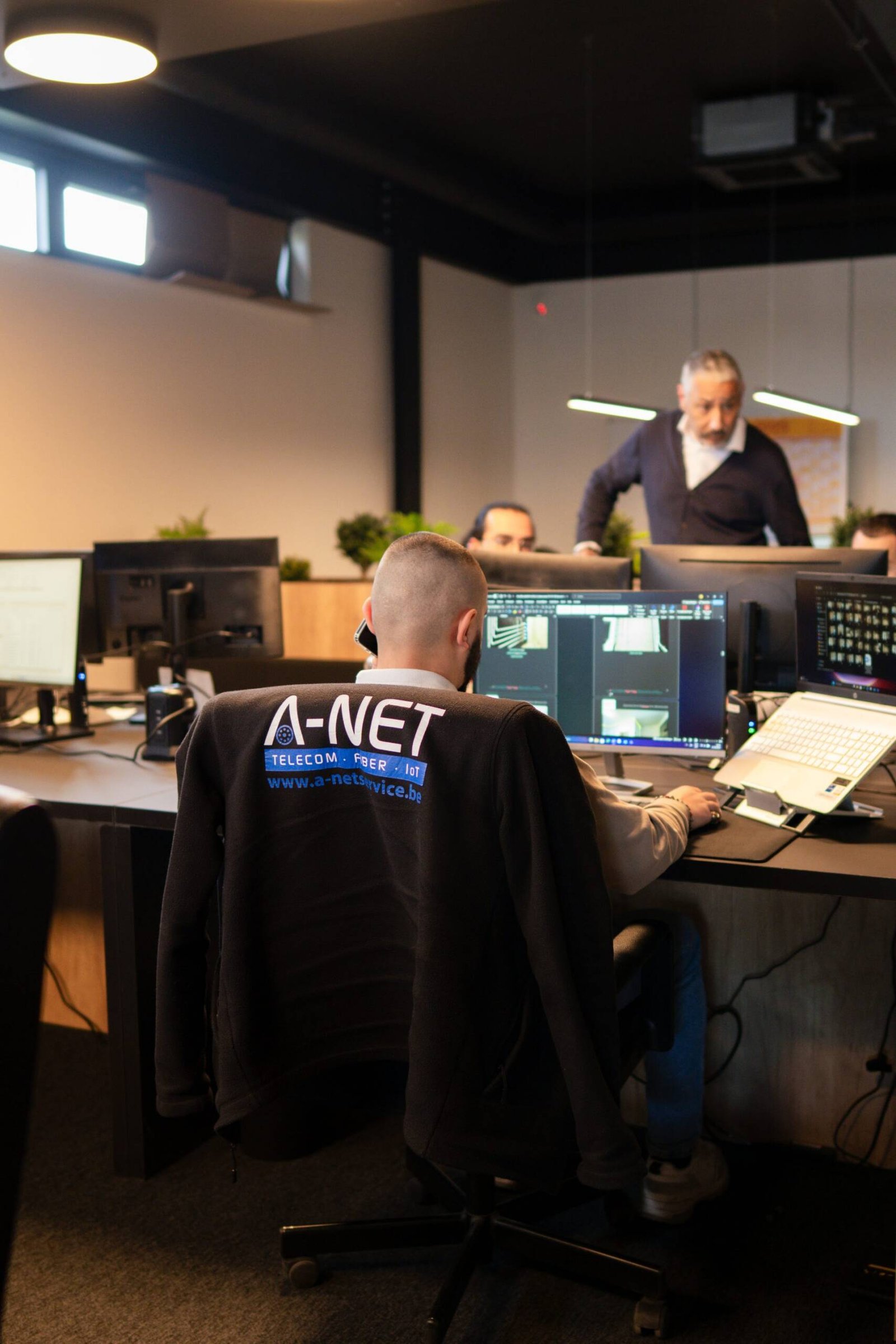 Collega van A-NET aan zijn bureau
