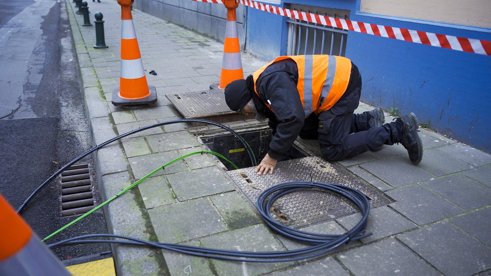 Afgebakende werfzone met kegels en signalisatie